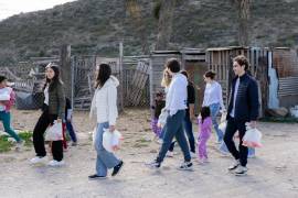 Voluntarios distribuyen cenas navideñas a familias en zonas vulnerables de Saltillo.