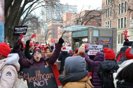 Unos 15 mil integrantes del personal de enfermería dejaron de laborar este lunes en cinco hospitales de Nueva York ante la falta de acuerdos salariales y de condiciones laborales con las administraciones médicas.