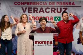 Rosa María Hernández, candidata de Morena, celebra con su equipo el virtual triunfo en Veracruz, luego de décadas de dominio del PRI y PAN.
