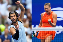Carlos Alcaraz, a la izquierda, y Aryna Sabalenka avanzaron a cuartos del US Open tras vencer a Tommy Paul y Taylor Townsend, respectivamente.