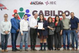 El alcalde Emilio De Hoyos Montemayor entregó su acta a los 25 jóvenes finalistas que integran el nuevo cuerpo edilicio. FOTOS: CORTESÍA