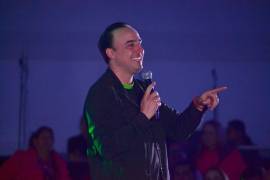 El gobernador Manolo Jiménez Salinas durante su intervención en el “Congreso 300 Pa’ Delante”, destacando la importancia de formar líderes comprometidos con la comunidad.