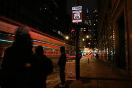 Un letrero que marca el inicio de la histórica Ruta 66 se encuentra en la intersección de East Adams Street y South Michigan Avenue, en Chicago, el miércoles 14 de enero de 2026.