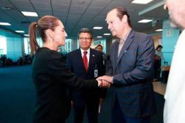 La presidenta de México, Claudia Sheinbaum, fue recibida hoy por el canciller panameño, Javier Martínez-Acha, en una breve escala.