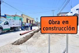 Cuadrillas municipales mantienen labores permanentes para renovar calles, redes de saneamiento y áreas de convivencia, en Monclova.