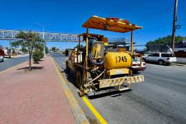 Cuadrillas municipales trabajan en la aplicación de pintura amarilla y blanca sobre la calzada Madero en Saltillo.