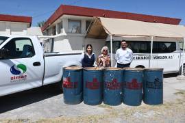 El Asilo de Ancianos de Monclova recibió botes para basura como parte del programa que SIMAS Monclova-Frontera mantiene activo en instituciones de la región.