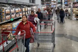 Clientes esperan en fila para comprar huevos en una tienda Costco en el barrio Van Nuys de Los Ángeles el miércoles 19 de febrero de 2025.