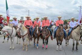 El alcalde Carlos Villarreal encabezó la primera edición de la cabalgata “Sendero de Hidalgo”, acompañando a cientos de familias que presenciaron el recorrido por las principales avenidas de Monclova.