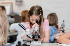 El modelo de trabajo de la iniciativa se basa en tres etapas: acercar a las niñas a las STEM, impulsar proyectos de emprendimiento social y acompañarlas en la búsqueda de oportunidades educativas que les permitan continuar su desarrollo académico.