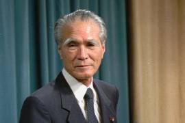 El primer ministro de Japón, Tomiichi Murayama, se presenta ante reporteros antes de una declaración sobre la guerra, en la residencia oficial del primer ministro, en Tokio, el 15 de agosto de 1995.