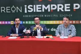 En rueda de prensa Oscar Luján, (c) con el primer regidor, Luis Jorge Cuerda (i); y el director de Comunicación Social, Luis Rayas (d), se dio el anuncio.