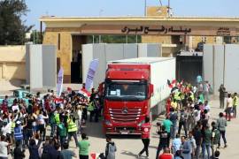 El convoy de ayuda humanitaria llegó a Gaza abriéndose paso por el puesto de Rafah.
