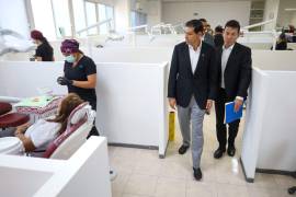 Octavio Pimentel recorrió las instalaciones de la Facultad de Odontología durante su visita a la Unidad Laguna.