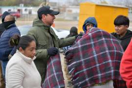 Brigadas municipales entregan cobertores, despensas y apoyo médico a familias de sectores vulnerables, además de ofrecer traslado a albergues temporales para personas en situación de calle.
