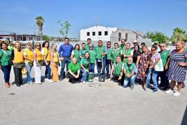 Carlos Villarreal encabezó la jornada de reforestación en la colonia San Salvador como parte de la campaña estatal “Verde Verde Coahuila”.