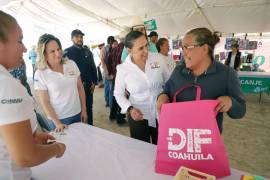 Familias coahuilenses participan en las jornadas del Mercadito pa’ delante mediante el intercambio de materiales reciclables por productos de primera necesidad.