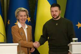 El presidente de Ucrania, Volodymyr Zelenskyy, a la derecha, y la presidenta de la Comisión Europea, Ursula von der Leyen, se saludan durante la cumbre UE-Ucrania en Kyiv, Ucrania.