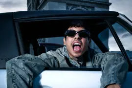 Porque la Demora muestra su giro hacia sonidos urbanos y colaboraciones con artistas como Myke Towers y Eladio Carrión.