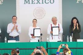 En su última gira por Coahuila, el presidente López Obrador firmó junto a Sheinbaum este compromiso para seguir con los rescates mineros.