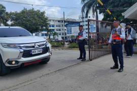 Guardias de seguridad observan la salida de vehículos de la Universidad Ateneo de Zamboanga tras un tiroteo el martes 18 de agosto de 2026, en Zamboanga, en el sur de Filipinas.