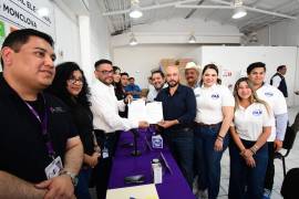 El aspirante panista presentó su documentación ante autoridades electorales durante el proceso de registro en Monclova.