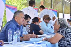 El alcalde Víctor Manuel Leija Vega atendió de manera directa a vecinos de la colonia 26 de Marzo y canalizó sus solicitudes a las distintas áreas del Ayuntamiento.
