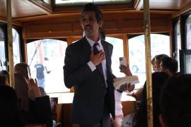 El Tranvía de Acuña ofreció una experiencia literaria con la lectura de poemas del escritor coahuilense Manuel Acuña.