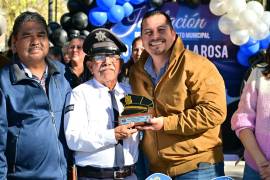 Don Agapito Franco recibe el aplauso de la ciudadanía durante su homenaje en la Plaza Principal.