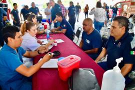Equipos médicos del Hospital Amparo Pape y de la Dirección de Salud de Monclova brindaron revisiones médicas completas durante la Brigada de Salud en la estación de bomberos.