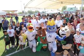 Niñas, niños y adultos colaboran en pruebas y retos del rally familiar realizado en distintas comunidades de Coahuila.