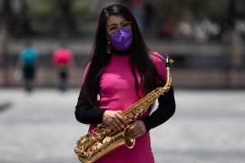 El presidente Andrés Manuel López Obrador aseguró que María Elena Ríos, saxofonista atacada en 2019 con ácido, fue atendida por Rosa Icela Rodríguez; sin embargo, activista lo desmiente.