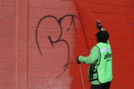 Personal municipal trabaja en la eliminación de grafitis en la colonia Zaragoza