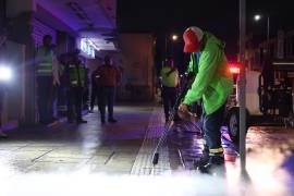 Personal de la Dirección de Servicios Públicos colabora en los trabajos de limpieza.