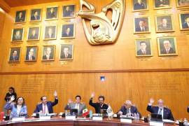 La medida tomada por el Consejo Técnico del IMSS sobre la Modalidad 40 está por encima de la ley, coincidieron especialistas.