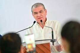 El alcalde Miguel Ángel Riquelme Solís destacó los avances en la construcción de la techumbre en la colonia Salvador Allende, obra que busca mejorar las condiciones para la convivencia y práctica deportiva de las familias.