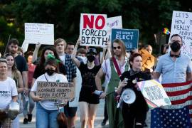 Personas muestran mensajes a favor de aborto en Estados Unidos.