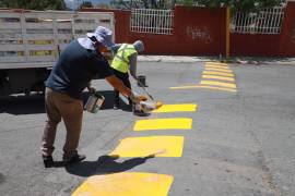 Trabajadores del Municipio llevan a cabo trabajos de pintura en los reductores de velocidad que existen en las principales arterias de la ciudad.