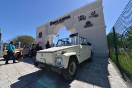 Los vehículos Volkswagen Safari, con más de cuatro décadas de antigüedad, protagonizan un encuentro nostálgico en la Alameda de Ramos Arizpe, atrayendo miradas admiradoras.