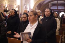 Decenas de feligreses católicos se congregaron en la Catedral de Saltillo para recibir la imposición de ceniza, marcando el inicio de la Cuaresma.