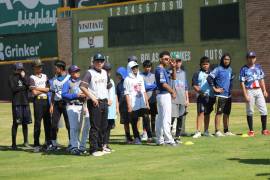 Jóvenes peloteros de Coahuila mostraron sus habilidades durante las pruebas de selección realizadas en el Estadio Revolución de Torreón rumbo a la Olimpiada Nacional Conade 2027.