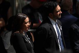 La representante demócrata Alexandria Ocasio-Cortez y el alcalde de la ciudad de Nueva York, Zohran Mamdani, participan en un acto conmemorativo por el 25 aniversario del 11-S.