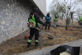 Trabajadores del Municipio realizaron labores de deshierbe en los jardines de La Madriguera Casa del Adolescente.