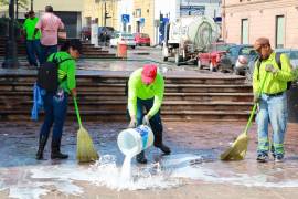 Desde temprana hora, trabajadores del Municipio se dieron a la tarea de lavar el adoquiín en calles aledañas a la Catedral.