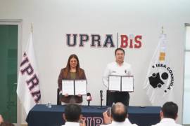 Alma Delia López Barrón y Jaime Bueno Zertuche encabezaron la firma del acuerdo de colaboración.