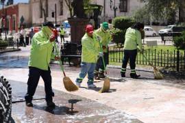 45 trabajadores se dieron a la tarea de limpiar la Plaza de Armas y calles aledañas, luego de que miles de saltillenses acudieran a venerar al Santo Cristo de la Capilla.
