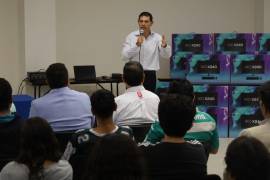 El rector resaltó la importancia de que los estudiantes aprendan a desarrollar proyectos, dirigir equipos y cuidar la calidad dentro de sus áreas profesionales.
