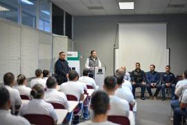 Cadetes de la nueva generación reciben instrucciones en la Academia de Policía de Monclova.