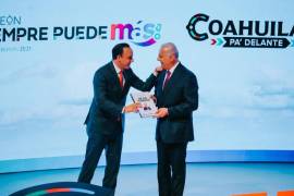 El gobernador Manolo Jiménez acompaña al alcalde al cierre del Informe de Resultados.