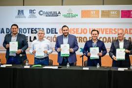 Directivos, empresarios y funcionarios durante la toma de protesta del consejo.